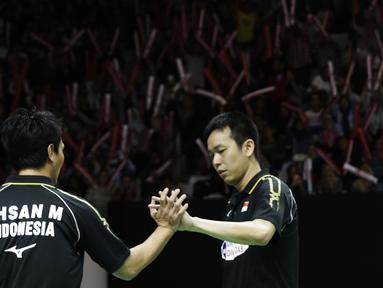 Ganda putra Indonesia, Mohammad Ahsan / Hendra Setiawan, merayakan kemenangan atas ganda China pada Indonesia Masters 2019 di Istora Senayan, Jakarta, Sabtu (26/1). Ahsan / Hendra lolos ke final. (Bola.com/Yoppy Renato)