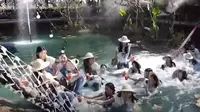 Kontestan Miss Thailand 2020 tercebur ke sungai akibat jembatan gangtungnya putus (dok.youtube/Newsflare)