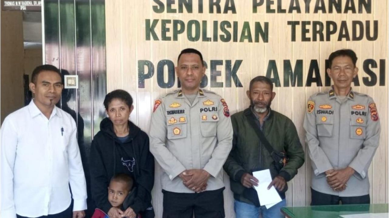 Polisi saat memediasi kasus kekerasan ibu dan anak (Liputan6.com/Ola Keda)