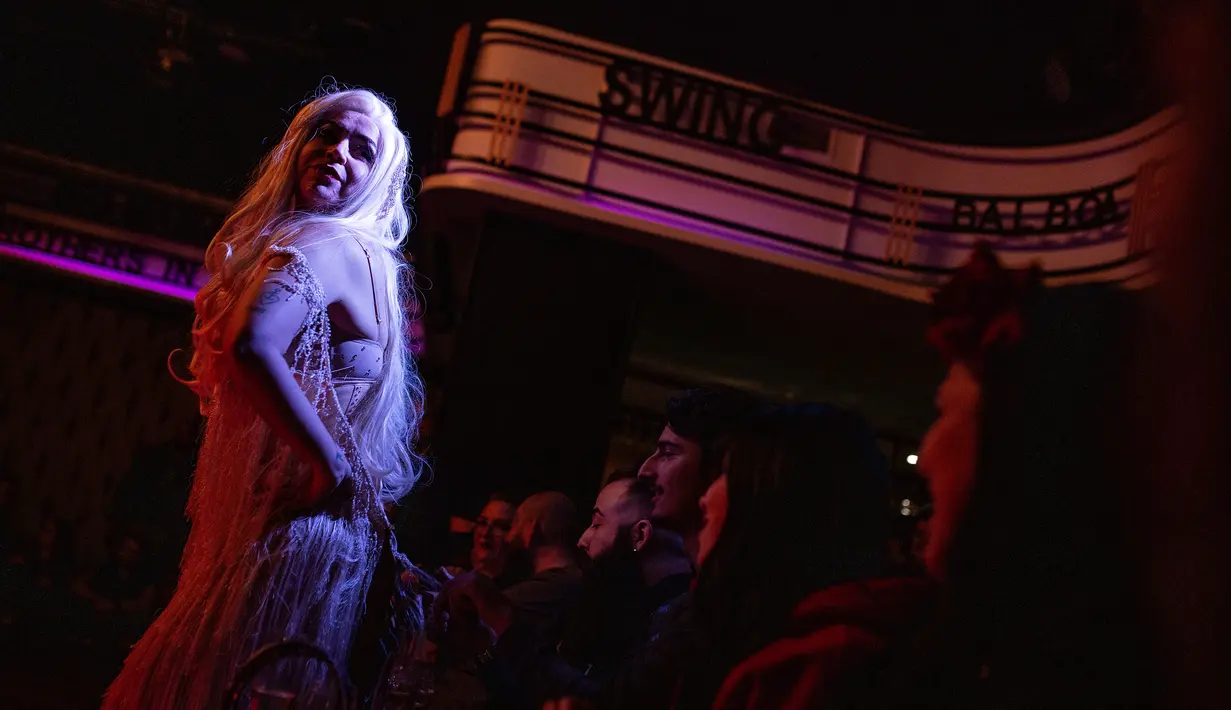 Penampilan Miss Loot dalam Burlesque Show di Madrid, Spanyol, Jumat (25/1). 'Burlesque' telah dipakai dalam bahasa Inggris dalam esensi kesusastraan dan teatrikal ini sejak akhir abad ke-17. (Benjamin CREMEL/AFP)