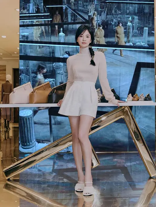 Song Hye Kyo bahkan disebut tampil lebih muda dari usianya yang kini menginjak 39 tahun. (Foto: Instagram/kyo1122)