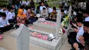 Mensos Khofifah Indar Parawansa bersama para santri penghafal Alquran berdoa di salah satu makam pahlawan di Taman Makam Pahlawan Kalibata, Jakarta, Senin (2/10). Hal ini dilakukan untuk memperingati Hari Kesaktian Pancasila. (Liputan6.com/Faizal Fanani)