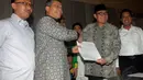 Pelaksana Tugas Ketua Umum PPP Emron Pangkapi didampingi Sekjen DPP PPP Romahurmuziy saat menerima surat dukungan dari 28 DPW PPP se-Indonesia usai konferensi pers di Jakarta, (10/9/14). (Liputan6.com/Johan Tallo)