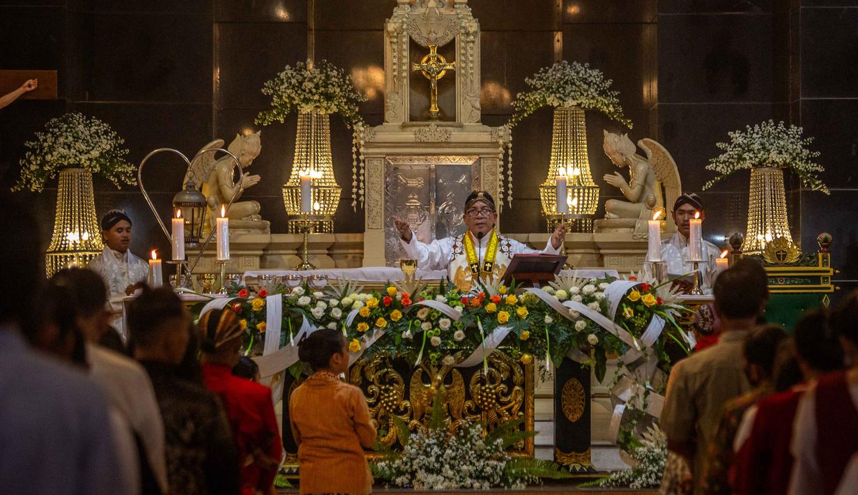 Seorang pastor Katolik memimpin doa selama Misa Malam Natal di Gereja Hati Kudus Yesus di Ganjuran, Yogyakarta, pada Rabu 24 Desember 2025. Sentuhan budaya Jawa mengiringi suasana khidmat Misa Malam Natal di Gereja Hati Kudus Tuhan Yesus (HKTY) Ganjuran, Bantul, Yogyakarta, pada Rabu 24 Desember 2025. (DEVI RAHMAN/AFP)