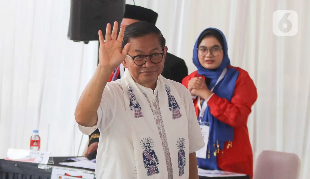 Pramono Anung menggunakan hak pilihnya di Tempat Pemungutan Suara (TPS) 046, Cipete Selatan, Jakarta Selatan. (Liputan6.com/Herman Zakharia)