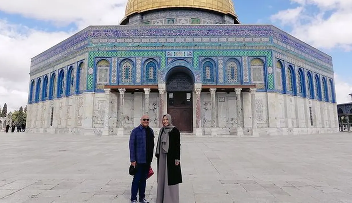 <p>Maia Estianty bersama suami, Irwan Mussry sedang menikmati liburan di Israel. Salah satu yang dikunjungi perempuan tiga orang anak itu adalah Masjid Al Aqsa yang terletak di kota tua Jerusalem. Penampilan Maia istri Irwan Mussry itu beda dari biasanya. [Instagram/maiaestiantyreal]</p>