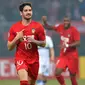 Alexandre Pato merayakan golnya saat melawan South Hyundai Jeonbuk Korea di Liga Champions AFC  di Tianjin (14/3). Poster tersebut bertuliskan memohon Pato bermain bagus karena "Dilraba menonton siaran langsung". (AFP Photo)