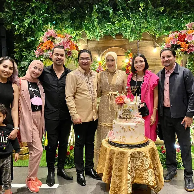 7 Potret Pasha Ungu dan Adelia Rayakan Anniversary Pernikahan ke-10, Mewah