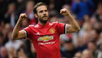 Juan Mata mengawali karier di Liga Inggris sejak tahun 2011 bersama Chelsea. Tiga musim berselang, Mata memutuskan untuk berlabuh ke Manchester United. Pemain berkebangsaan Spanyol tersebut tercatat mampu memberikan assist sebanyak 64 kali dalam 271 penampilannya di Liga Inggris. (AFP/Paul Ellis)