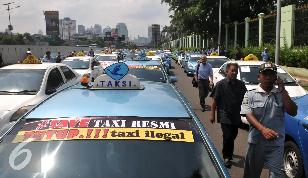 Armada sopir taksi saat melakukan demo di depan Gedung DPR/MPR, Jakarta, Selasa (22/3). Selain melakukan demo supir taxi tersebut melakukan sweeping ke sopir taksi yang beroperasi di dalam tol, dan membakar ban.(Liputan6.com/Johan Tallo)