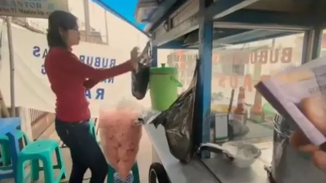 Berparas Cantik, Tukang Bubur Ini Mengguncang Iman Pembeli