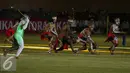 Penari menampilkan tarian khas daerah saat pembukaan Torabika Soccer Championship presented by IM3 Ooredoo di Stadion Mandala Jayapura, Papua, Jumat (29/4/2016). Laga perdanamempertemukan Persipura vs Persija. (Liputan6.com/Helmi Fithriansyah)