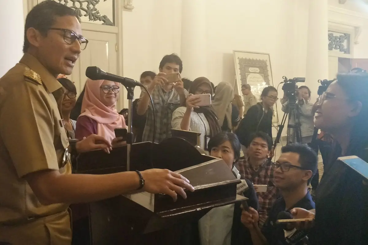 Sandiaga Uno melayani wawancara di mimbar