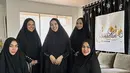 Keluarga Sarita AbdulMukti tampil serba hitam dalam hijab syari. Dengan kancing manset gold. [Foto: @queen_saritaabdulmukti]