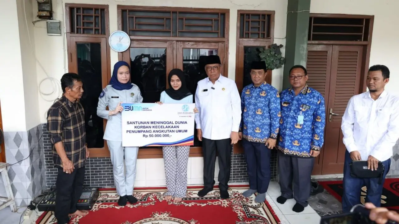 Dua keluarga atau ahli waris korban tewas dalam kecelakaan bus pariwisata di kawasan Guci, Tegal Provinsi Jawa Tengah, terima santunan dari Jasa Raharja.