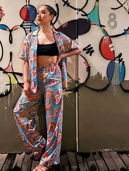 Santai dan tetap stylish, outfit Bunga yang satu ini bisa kamu tiru. One set dengan motif abstrak colorful uni cocok digunakan untuk outfit sehari-hari. [Intagram/bclsinclair]
Penulis: Mufiidaanaiilaa Alifah S.