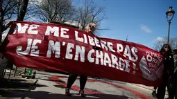 Seorang PSK membentangkan spanduk saat unjuk rasa di dekat Gedung Majelis Nasional Prancis, Rabu (6/4). Aksi itu digelar setelah Parlemen Prancis meloloskan undang-undang yang menghukum pengguna layanan PSK dengan denda Rp56,4 juta (THOMAS SAMSON/AFP)