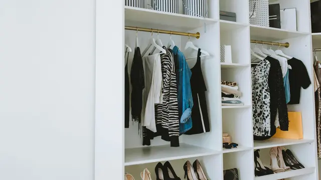 Menghemat tempat dengan menggunakan gantungan baju