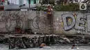 Anak-anak bermain mengisi sore di pelabuhan sunda kelapa, Jakarta, Kamis (12/8/2021). Kegiatan bermain dipinggir dan berenang air laut ini merupakan bagian dari keseharian mereka mengisi waktu kosong diluar jam sekolah. (Liputan6.com/Johan Tallo)