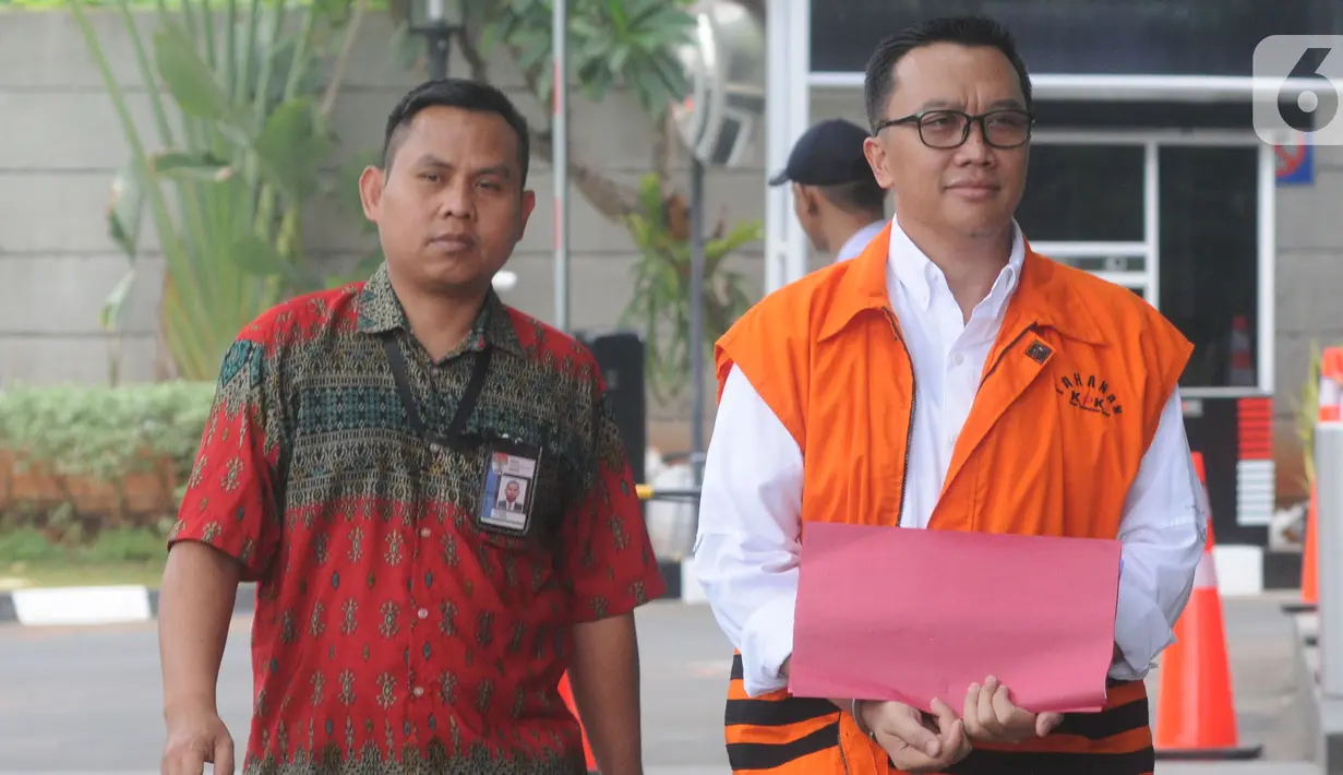 Mantan Menteri Pemuda dan Olahraga (Menpora) Imam Nahrawi (rompi oranye) tiba di gedung KPK untuk menjalani pemeriksaan perdana pascapenahanan, Jakarta, Selasa (15/10/2019). Imam Nahrawi sebagai saksi dalam kasus suap dana hibah pemerintah melalui Kemenpora kepada KONI. (merdeka.com/Dwi Narwoko)