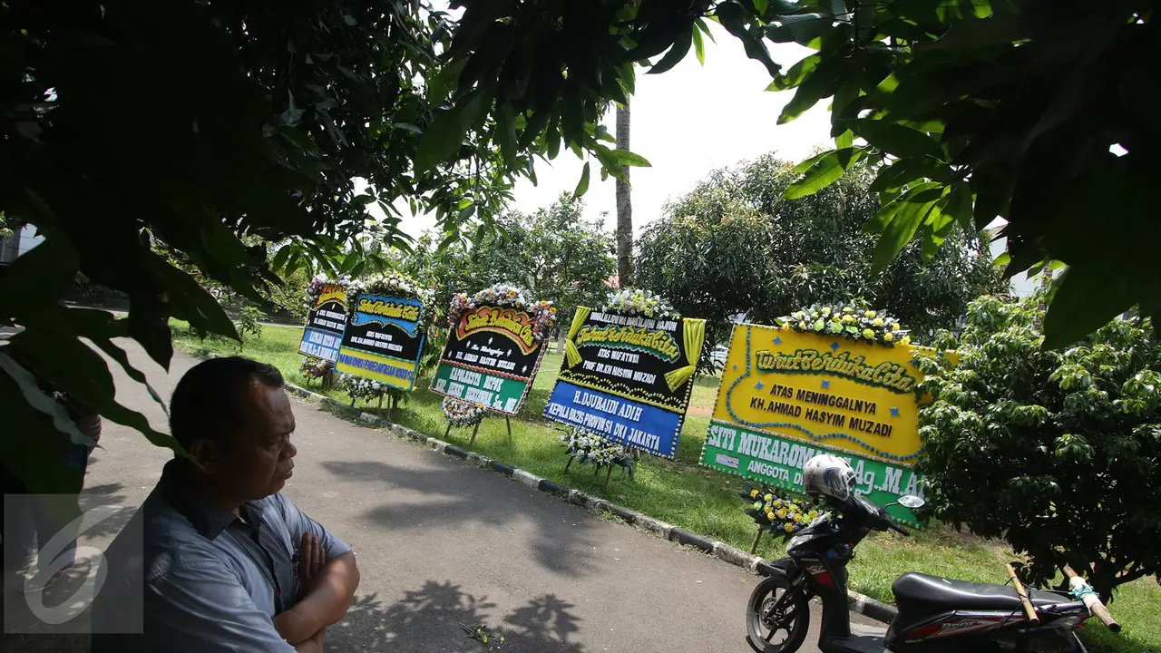Karangan bunga KH Hasyim Muzadi