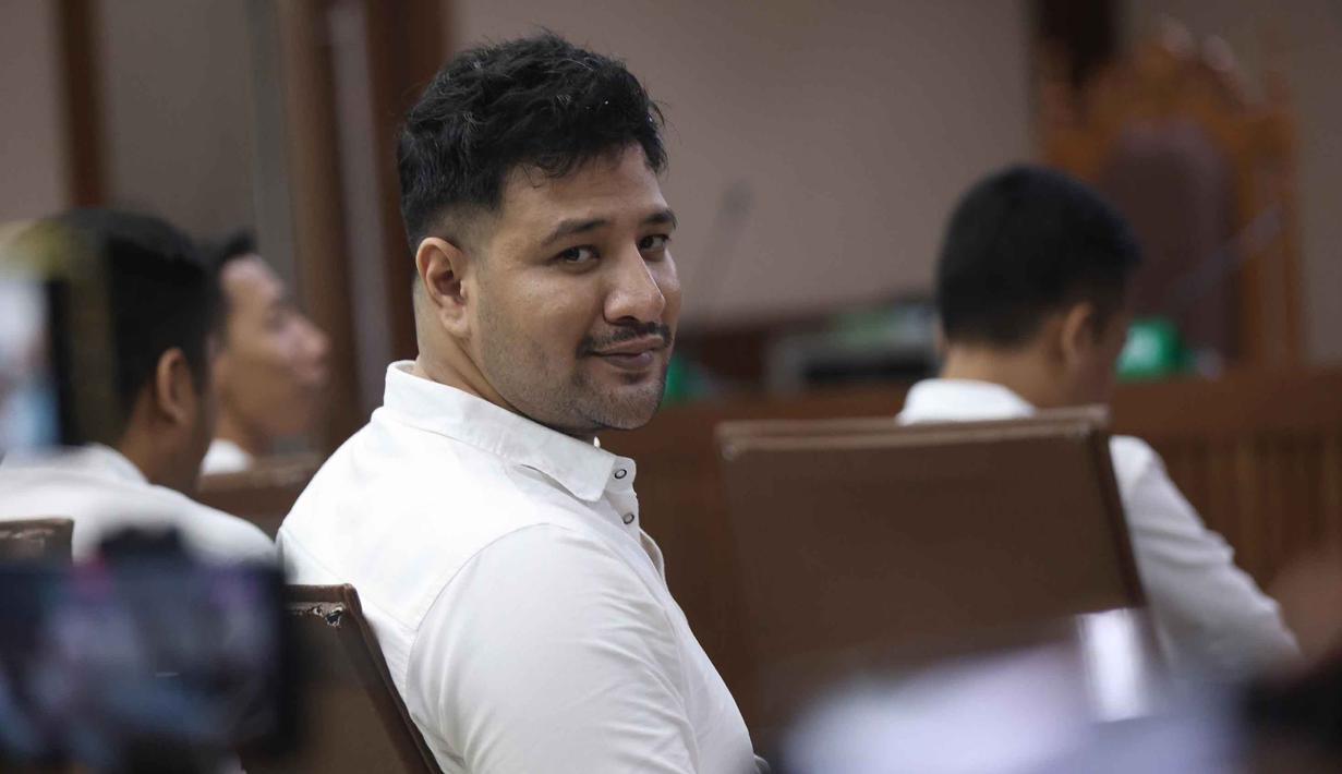 Sebelumnya, dalam kasus ini, Ammar Zoni dituntut pidana penjara sembilan tahun. Tampak dalam foto, terdakwa kasus peredaran narkotika di dalam Rumah Tahanan (Rutan) Salemba, Muhamad Ammar Akbar alias Ammar Zoni, sesaat sebelum mengikuti sidang pembacaan putusan di Pengadilan Negeri Jakarta Pusat, Kamis (23/4/2026). (Kapanlagi.com/Budy Santoso)