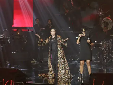 Penyanyi Vina Panduwinata saat duet dengan Atiek CB pada konser bertajuk 'September Ceria' di Balai Sarbini, Jakarta, Jumat (8/9). Konser tersebut digelar untuk merayakan 35 tahun berkarya di industri musik. (Liputan6.com/Herman Zakharia)