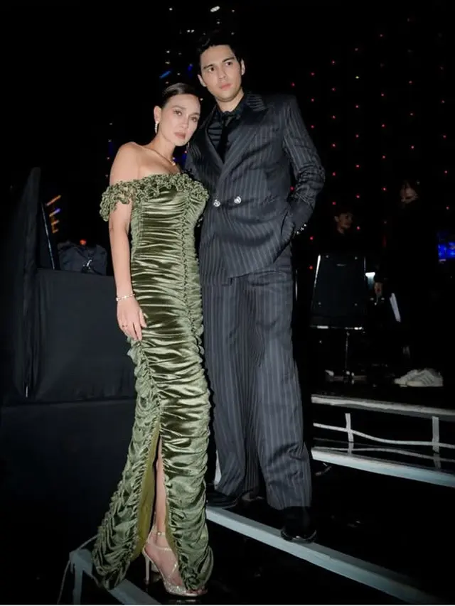 Artis dengan Tampilan Glamor saat Hadir di Acara Penghargaan Drama.