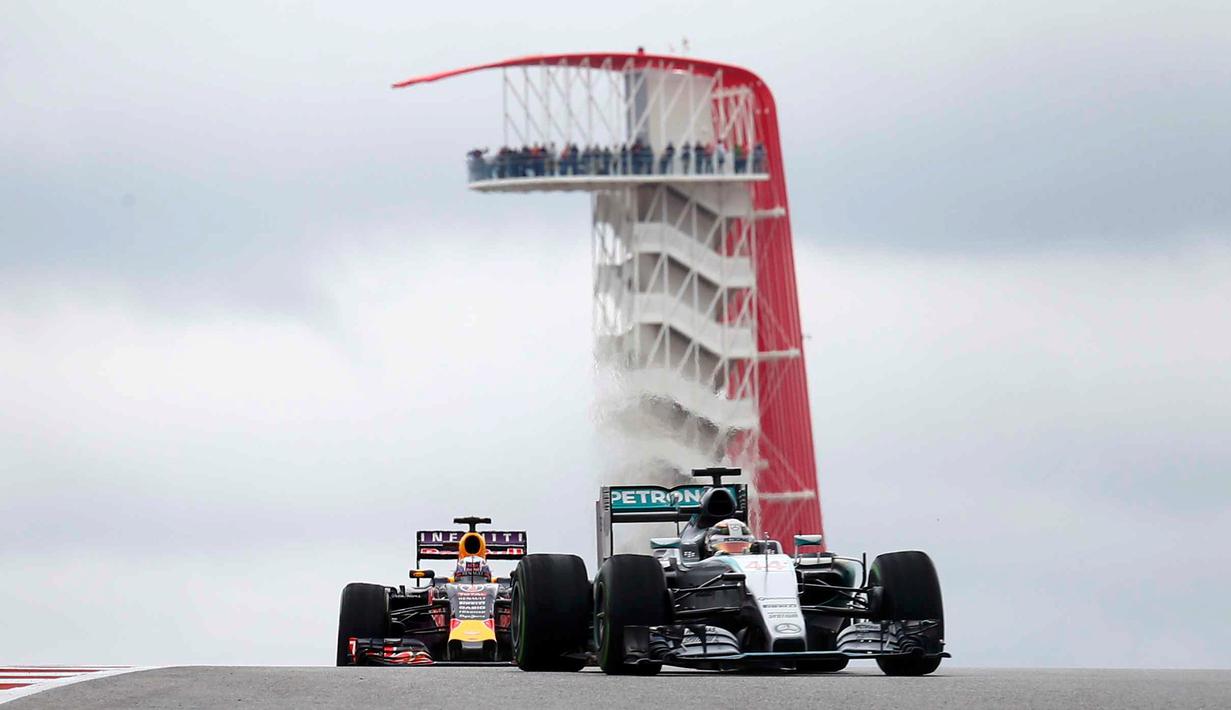 Pebalap Mercedes GP, Lewis Hamilton, memimpin hingga finis dalam F1 GP AS di Sirkuit The Americas, Austin, AS, Senin (26/10/2015) dini hari WIB. (Reuters/Mike Stone)