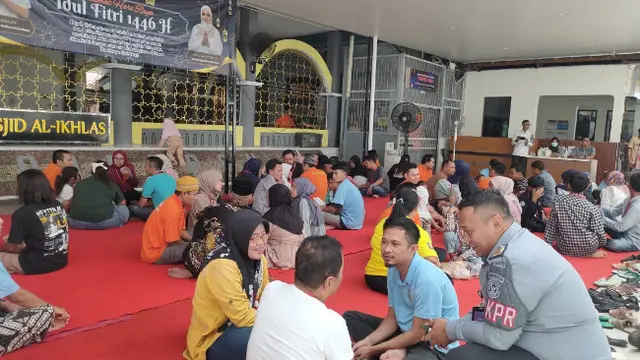 Momen Haru Keluarga Warga Binaan Bertemu Anaknya Lebaran Bersama di Rutan Kelas I Cirebon