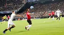 Pemain Manchester United (MU), Juan Mata (tengah) mengendalikan bola saat bermain melawan Valencia pada babak penyisihan Grup H Liga Champions di Stadion Mestalla, Valencia, Spanyol, Rabu (12/12). MU kalah 1-2 atas Valencia. (AP Photo/Alberto Saiz)