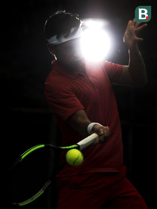 Petenis Indonesia, Christopher Rungkat, berusaha mengembalikan bola saat latihan di Lapangan Tenis Pondok Indah, Jakarta, Kamis (19/7/2018). Dirinya merupakan salah satu petenis yang akan turun pada Asian Games XVIII. (Bola.com/Vitalis Yogi Trisna)