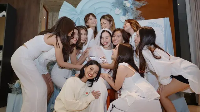 Potret Kebersamaan Para Bridesmaid Beby Tsabina