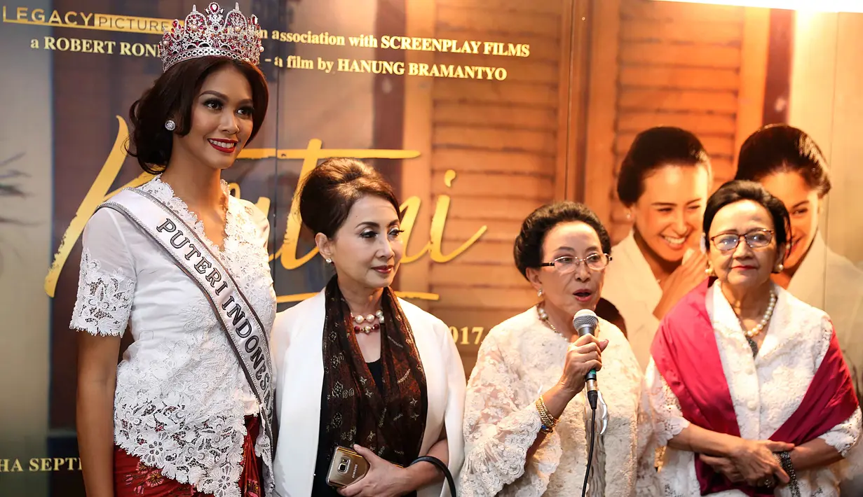 Bunga mengaku tak kuasa menahan air matanya menyaksikan film yang dibintangi oleh Dian Sastrowardoyo, Ayushita dan Acha Septriasa. Sama halnya juga dengan Karina yang merasa terharu. (Nurwahyunan/Bintang.com)