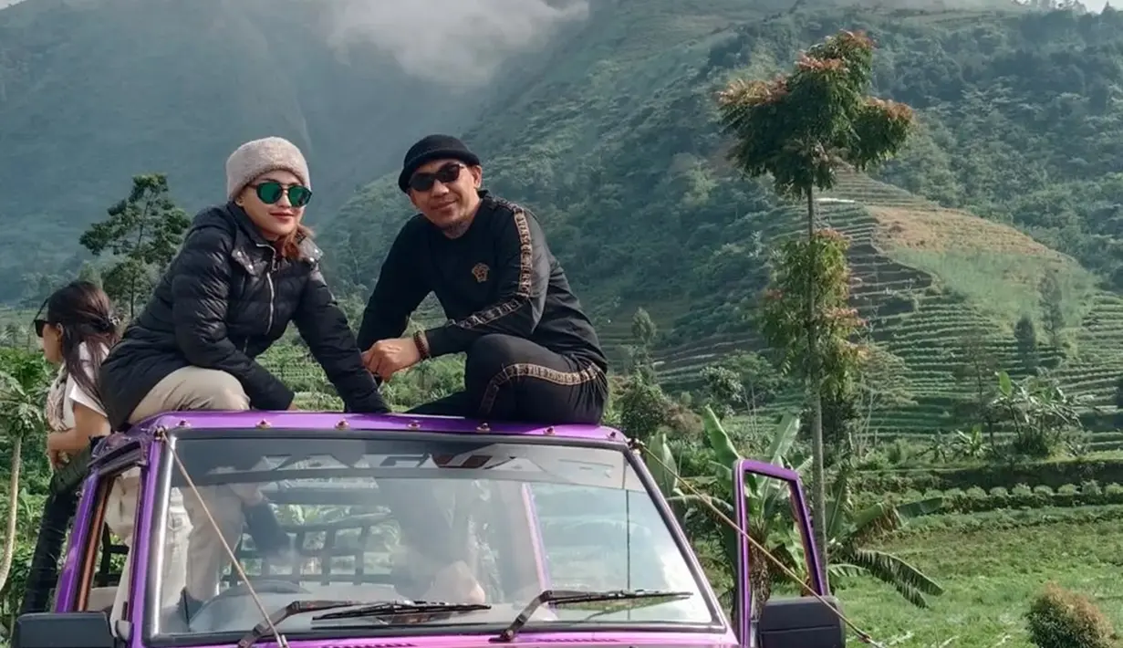Sebelum memastikan hamil, Mpok Alpa tak menampik sudah melepas program KB sejak lama dan mengalami telat 3 bulan. Selain itu, belakangan sang suami, Aji Darmaji, juga selalu membicarakan keinginan memiliki anak perempuan. (Liputan6.com/IG/@jie.langit)