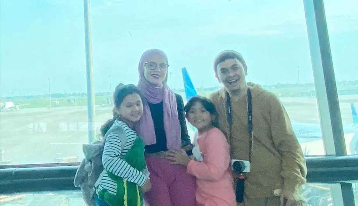 Saat liburan bersama keluarga, Aldila tampil dengan busana bernuansa fuschia. Ia memadukan long sleeve hitam dengan celana fuschia dan kerudung berwarna senada. [instagram/dhila_bekti]