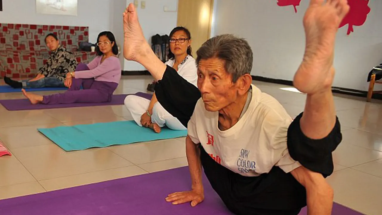 Kakek 84 Tahun Jago Lakukan Pose Yoga Ekstrim