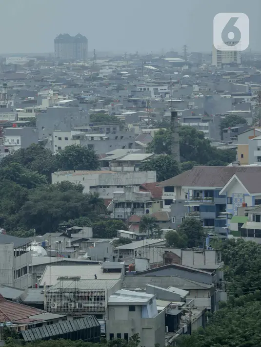 Suasana kepadatan permukiman penduduk antara gedung perkantoran di Jakarta, Kamis (20/2/2020). DKI Jakarta menjadi provinsi dengan kepadatan penduduk tertinggi di Indonesia. (Liputan6.com/Faizal Fanani)