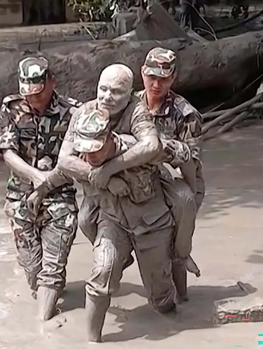 Petugas mengevakuasi korban evakuasi  selamat setelah banjir bandang di sepanjang Sungai Trishuli di distrik Nuwakot, Nepal, Rabu, 26 Agustus 2026. (AFP/ Nepalese Army)
