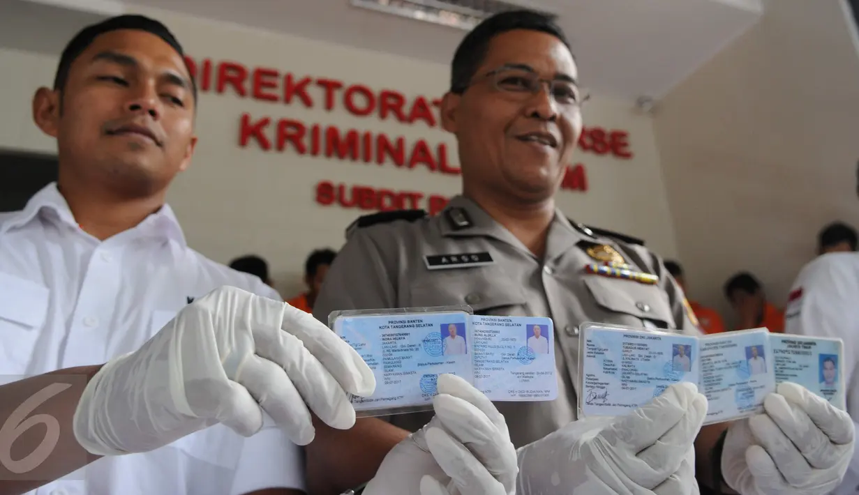 Polisi menujukan KTP saat rilis hasil tindak kejahatan selama bulan November di Mapolda Metro Jaya Jakarta, Minggu (27/11). Kasus yang diungkap aksi geng motor Cipayung, pembegalan yang melibatkan anak di bawah umur. (Liputan6.com/Helmi Affandi)