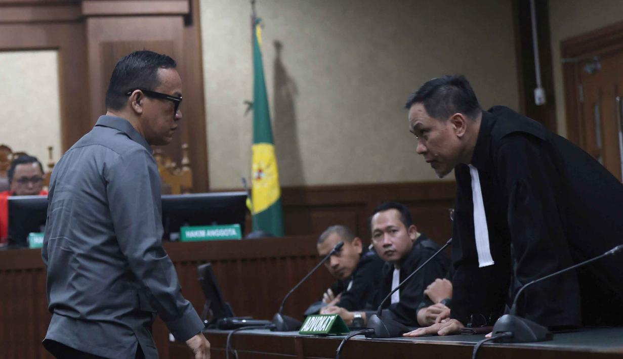 Mantan Wakil Menteri Ketenagakerjaan, Immanuel Ebenezer Gerungan atau Noel (kiri), saat sidang pembacaan putusan atau vonis di Pengadilan Tindak Pidana Korupsi (Tipikor), Jakarta, Kamis (4/6/2026). (Kapanlagi.com/Budy Santoso)