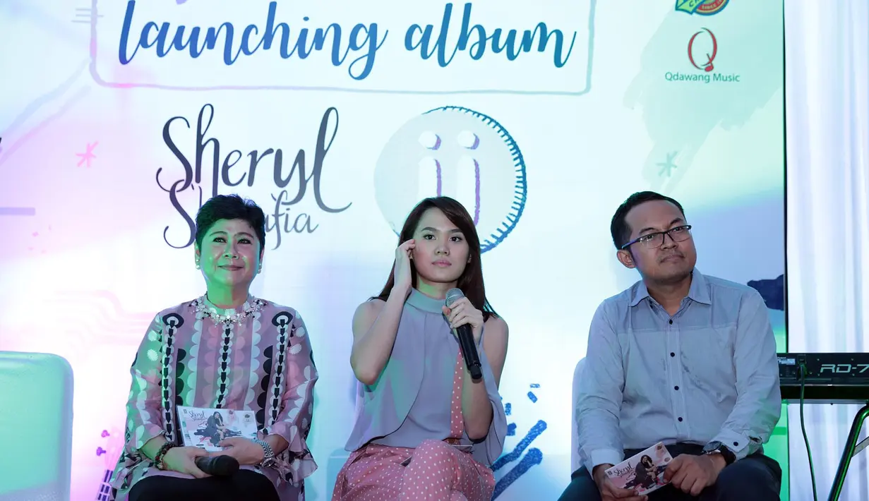 "Saya kalau lagi seneng sama orang jadi nggak bisa berkarya. Setelah itu ketika benar-benar merasa sakit, aku cepat banget menulis. Seperti mulai triming masa SMA, makanya ada lagu Kutunggu Kau Putus," ungkap Sheryl Sheinafia. (Deki Prayoga/Bintang.com)