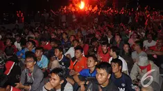 Liputan6.com bersama NexMedia mengadakan acara nonton bola seru di 7-11 Trunojoyo, Jaksel, Minggu (2/11/2014) (Liputan6.com/Miftahul Hayat)