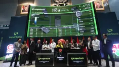 Suasana pencatatan perdana saham PT Super Bank Indonesia Tbk (SUPA) di Bursa Efek Indonesia (BEI), Rabu (17/12/2025). Hari ini, Rabu 17 Desember 2025, PT Super Bank Indonesia Tbk (IDX: SUPA; “Superbank”), bank dengan layanan digital yang didukung oleh Grab, Emtek, Singtel, KakaoBank dan GXS, resmi mencatatkan saham perdananya di Bursa Efek Indonesia (IDX). (Kapanlagi.com/Budy Santoso)
