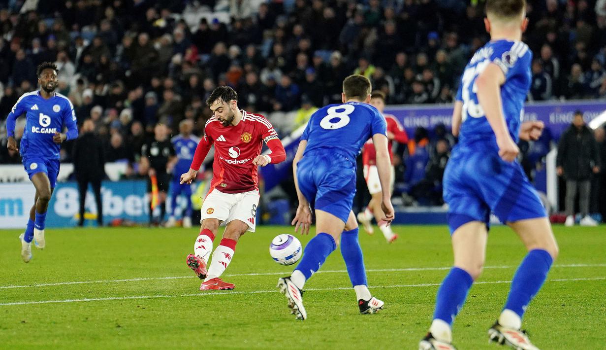 Bruno Fernandes melepas total empat tembakan ke gawang Leicester City. Hanya satu saja yang tepat ke sasaran tapi tembakan tu berbuah gol. Fernandes juga mengkreasikan enam peluang bagi rekan-rekannya. Jumlah itu paling banyak dibandingkan pemain lainnya. (Martin Rickett/PA via AP)