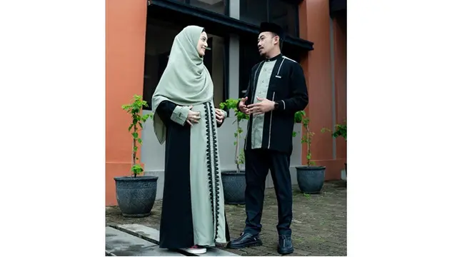 6 Potret Ustaz Syam Elmarusy dan Istri Pakai Baju Senada, Serasi Banget