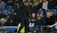 Pelatih kepala Chelsea asal Inggris, Liam Rosenior, bereaksi di pinggir lapangan selama pertandingan Liga Inggris antara Brighton and Hove Albion dan Chelsea di American Express Community Stadium di Brighton, Inggris selatan pada 22 April 2026. (Glyn KIRK/AFP)
