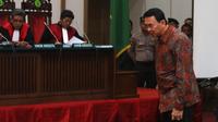 Basuki Tjahaja Purnama (Ahok) bersiap menjalani sidang kedelapan kasus dugaan penistaan agama di Auditorium Kementan, Jakarta, Selasa (31/1). Sidang lanjutan hari ini akan menghadirkan lima saksi dari JPU. (Liputan6.com/Seto Wardhana/Pool)