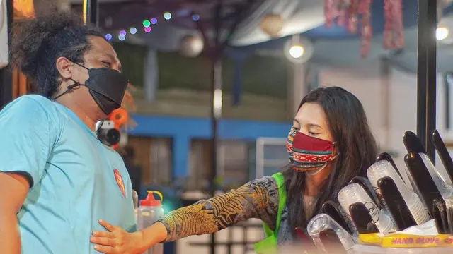 Banting Setir, Ini 6 Momen Indah Permatasari dan Arie Kriting Jual Pisang Goreng