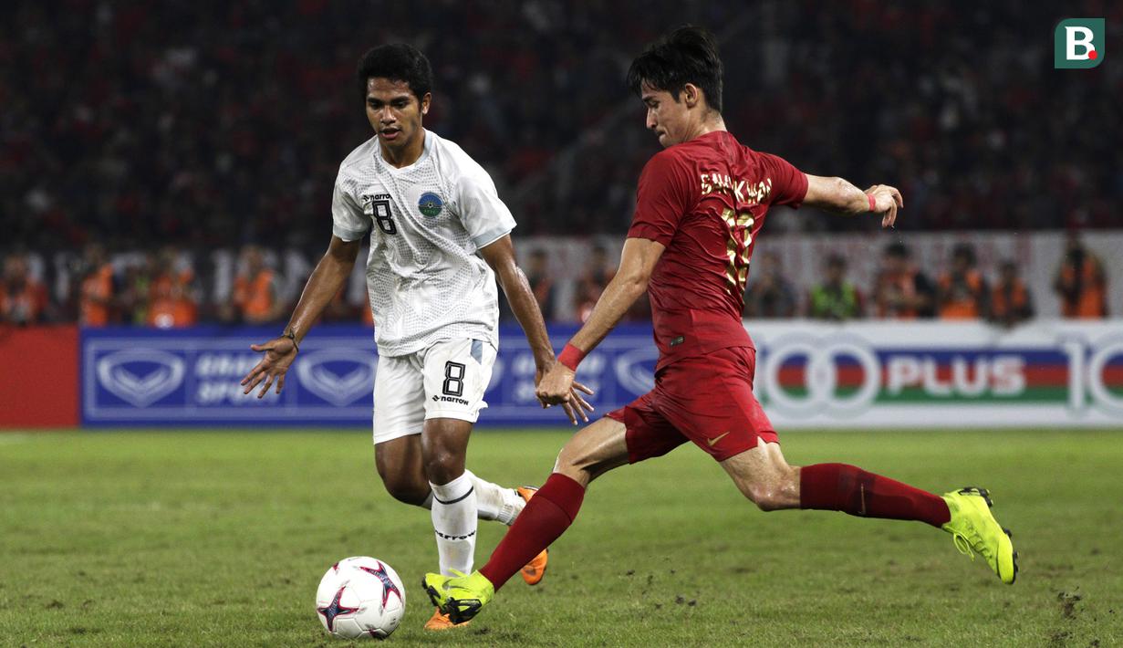 Bek Timnas Indonesia, Gavin Kwan, berusaha mengirim umpan saat melawan Timor Leste pada laga Piala AFF 2018 di SUGBK, Jakarta, Selasa (13/11). Indonesia menang 3-1 atas Timor Leste. (Bola.com/Yoppy Renato)